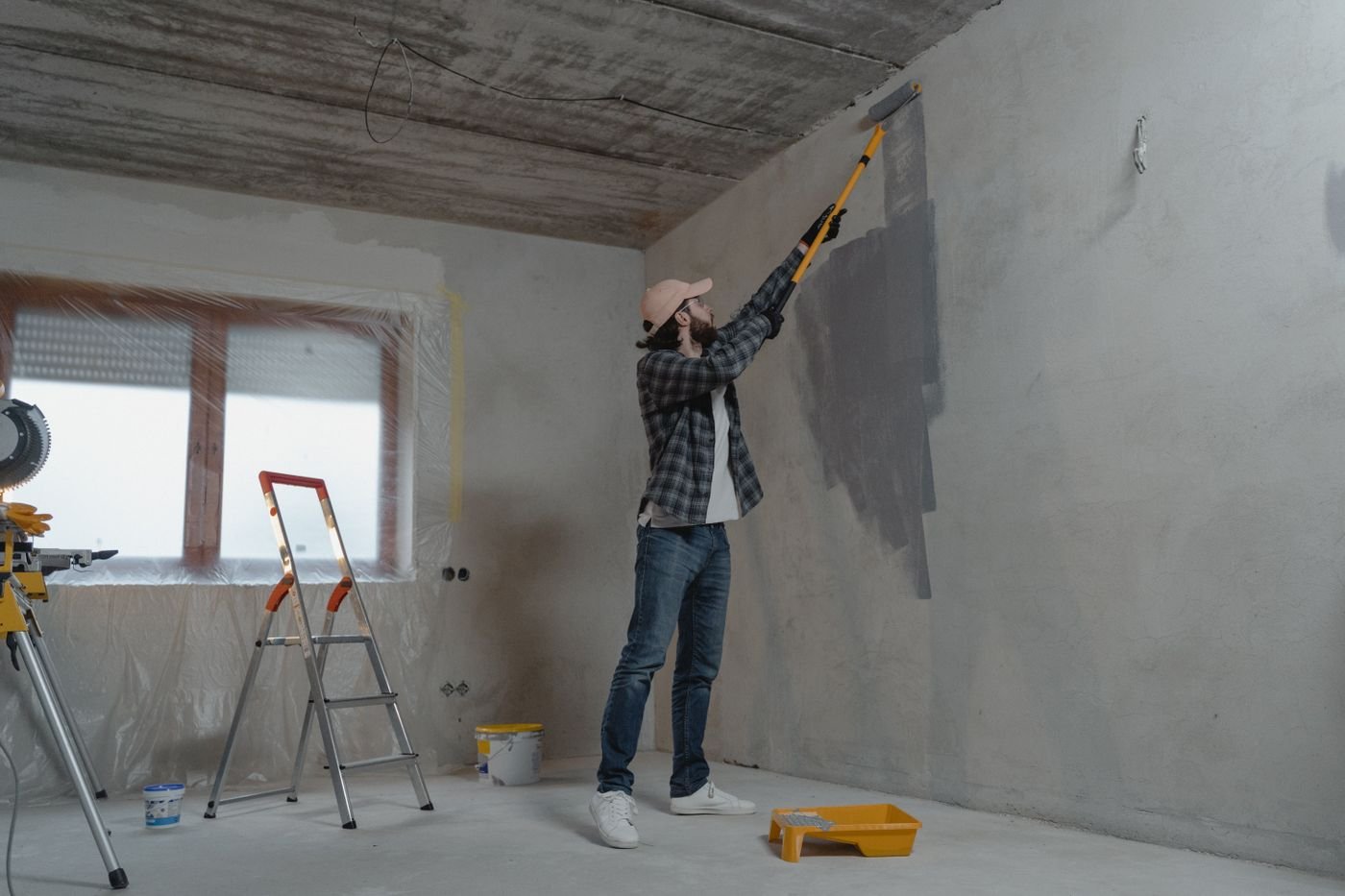 Maler bei der Arbeit an einer Wand