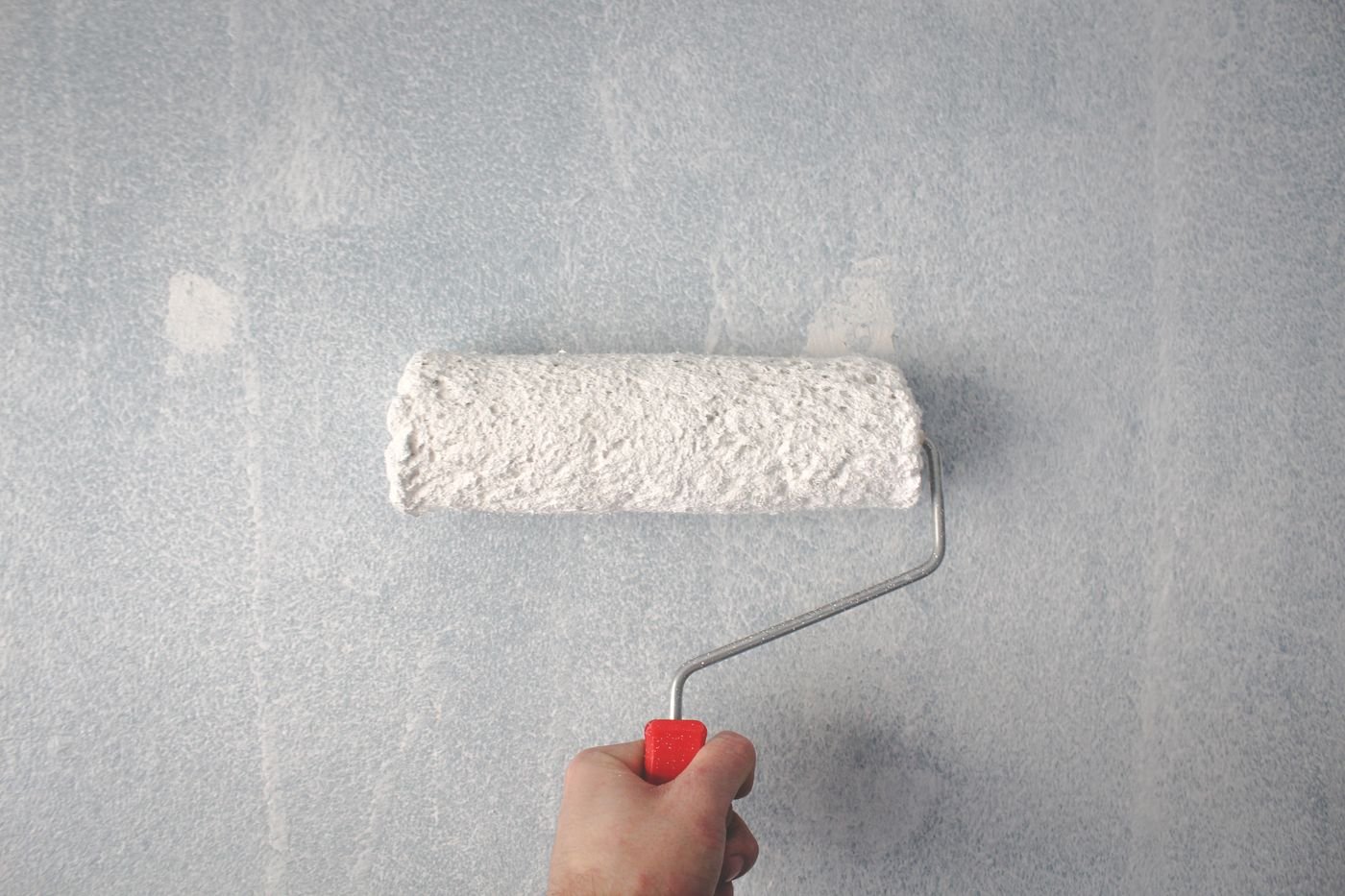 Wand wird mit der Rolle gestrichen